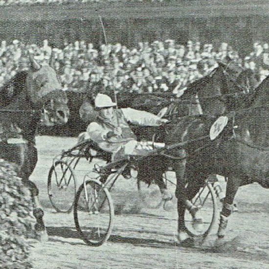 Rex the Great med Hans Hansen vinder Mesterskab for Danmark 1937 foran Styrmand med Oluf Månsson.